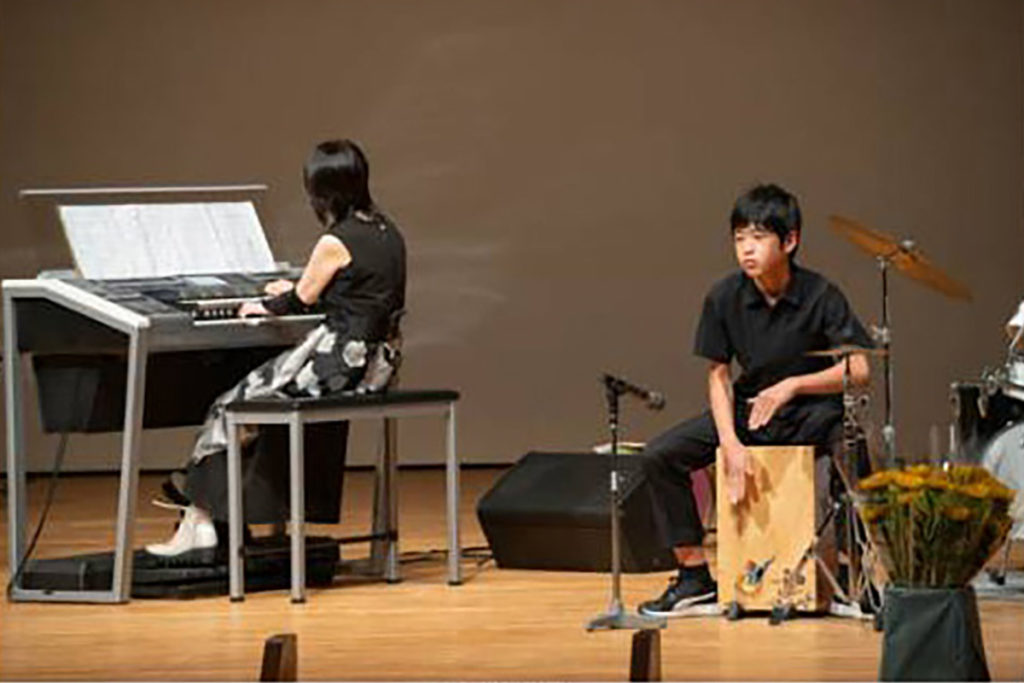 エレクトーンとカホン発表会風景