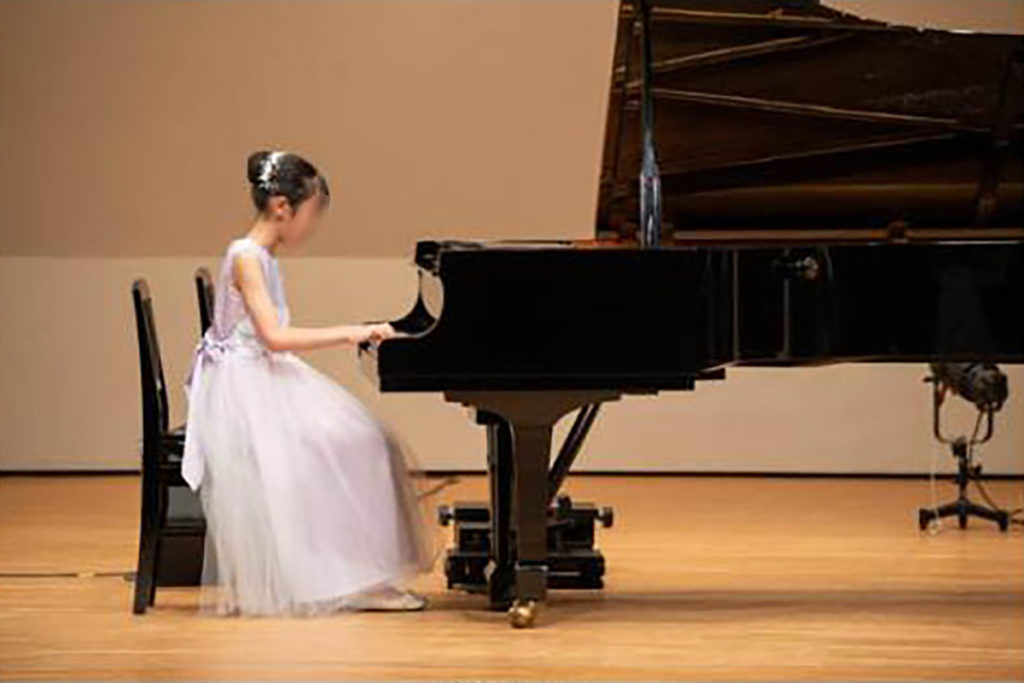 女子ピアノ発表会風景