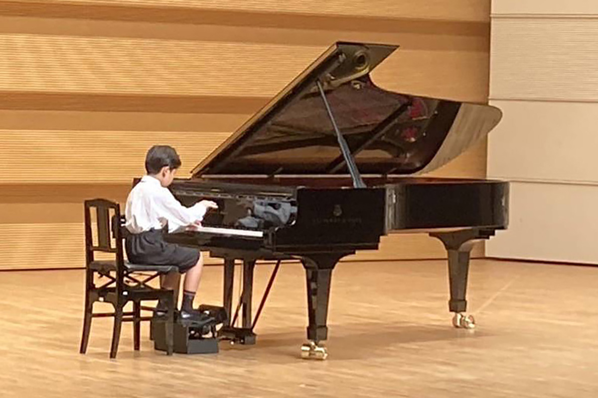 男子ピアノ発表会風景